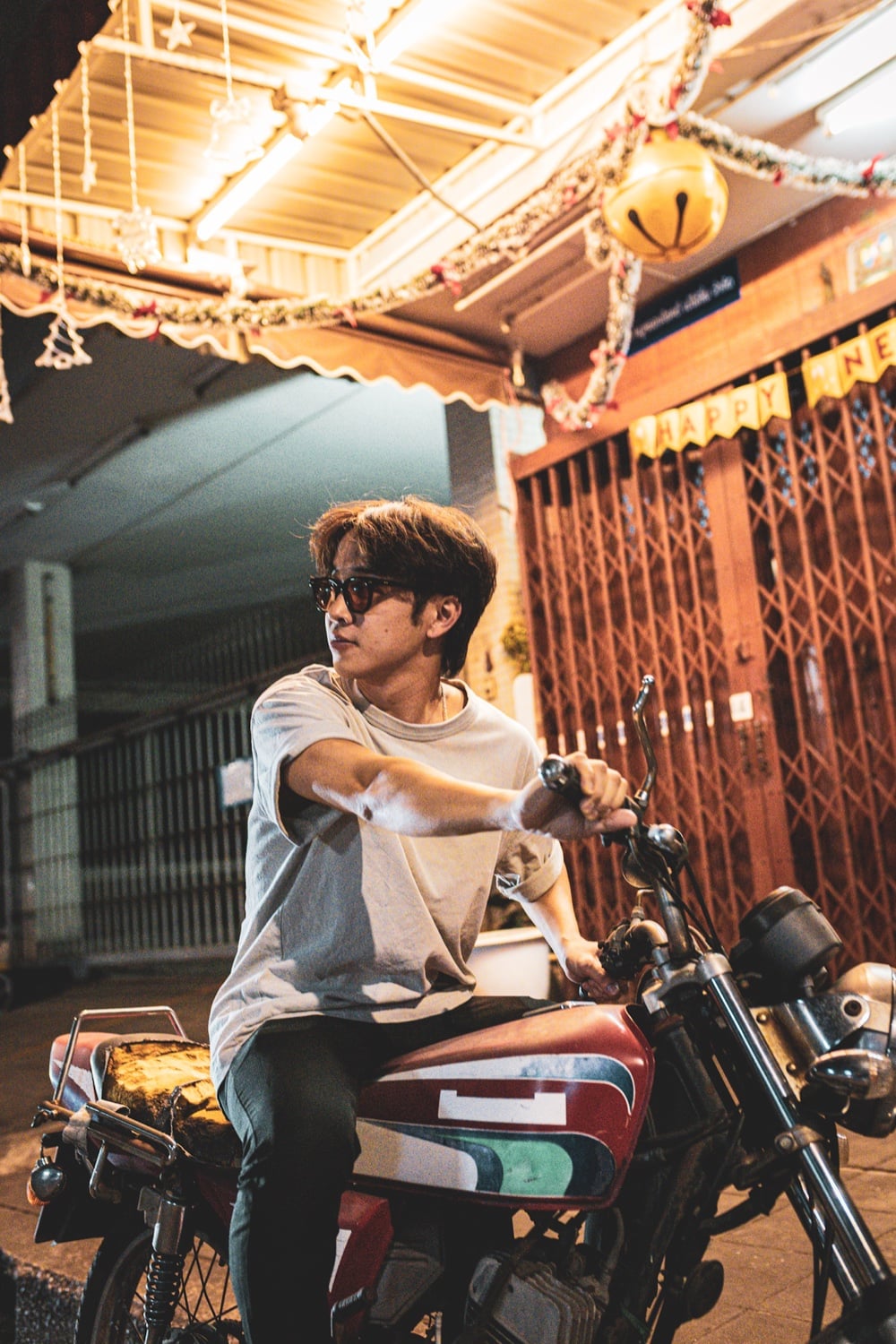 Kaiwei 在曼谷街區騎摩托車