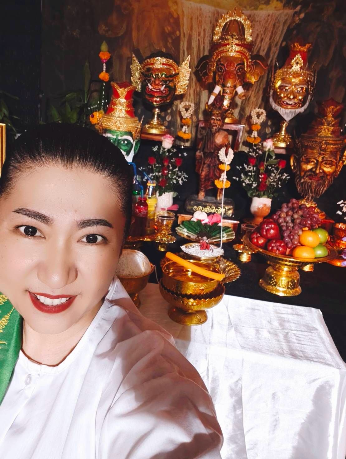 Ajarn Ann 身穿白衣微笑的照片